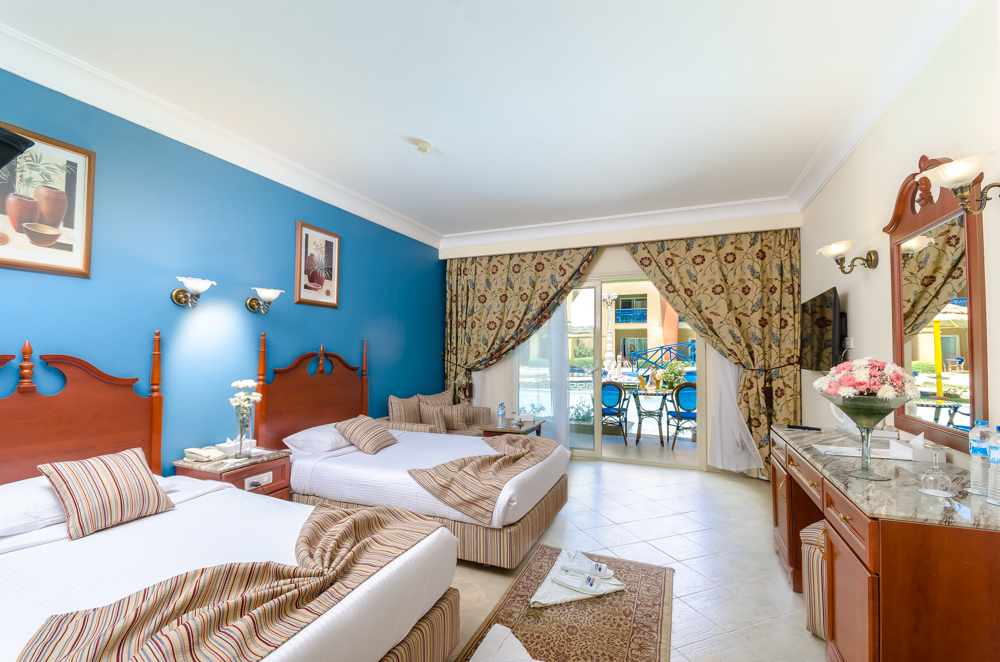 Swim-Up Room (Adults Only)